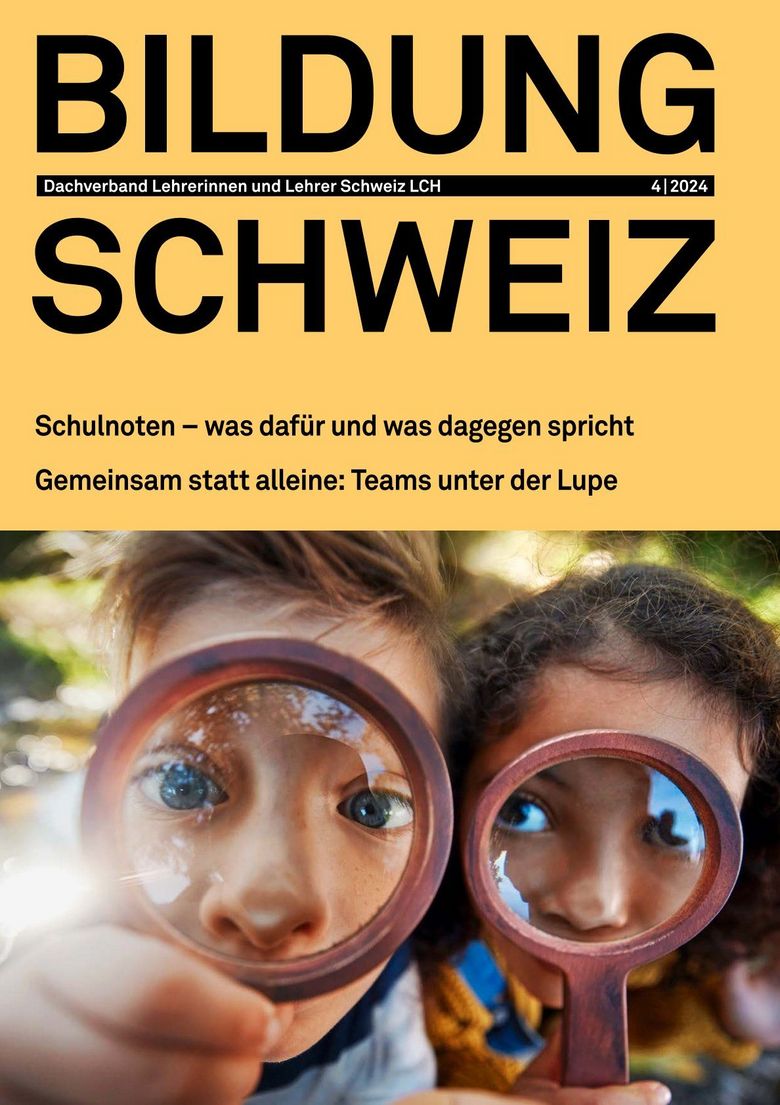 Die Titelseite der vierten Ausgabe 2024 von BILDUNG SCHWEIZ. Sie zeigt zwei Kinder, die durch eine Lupe schauen.