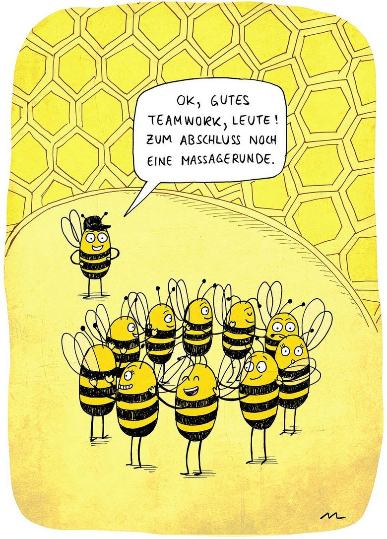 Eine Bienengruppe steht im Kreis und wird von einem Coach angeleitet, sich gegenseitig zu massieren. 