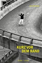 Buchcover: Ein junger Mann Kurz auf dem Skateboard fährt eine Parkhausrampe hinunter.