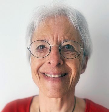 Frau mit grauem Haar.