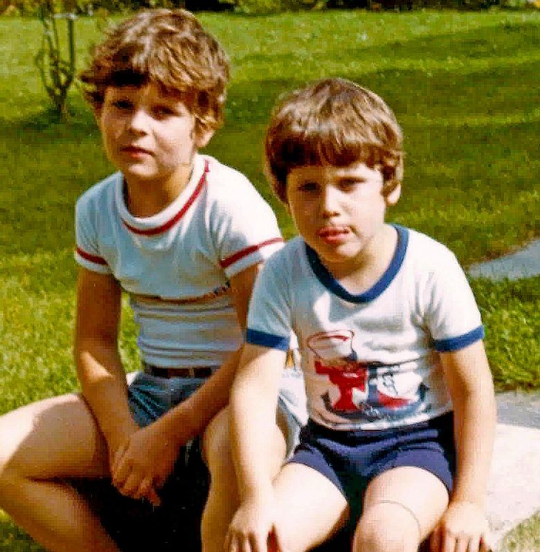 Zwei Buben auf einem Steinbänkli.