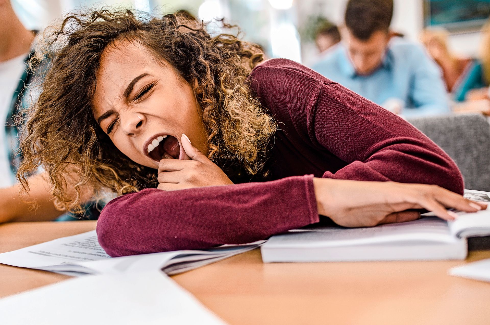 1072194398 Mädchen im Schulzimmer gähnt herzhaft.