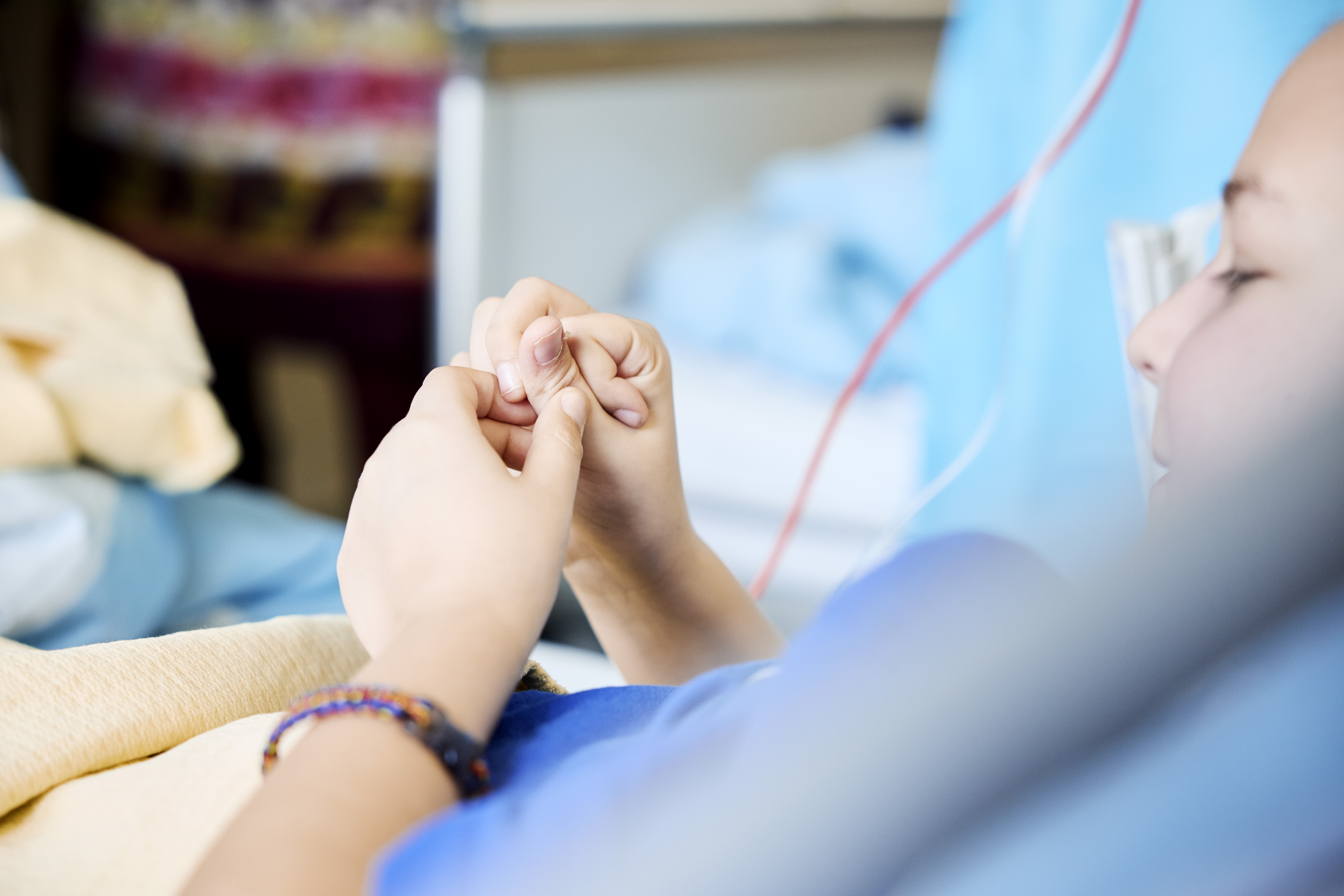 Ein elfjähriger Junge liegt in einem Spitalbett.