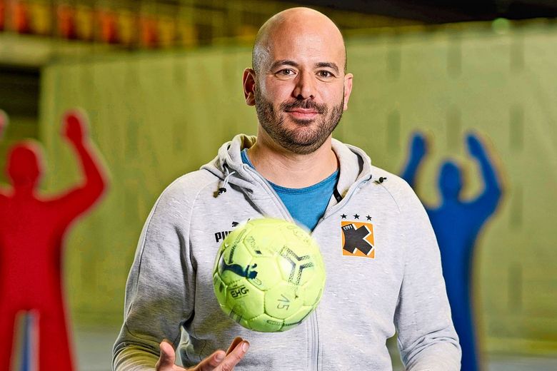 Marco Lüthi wirft mit einer Hand einen Handball in die Luft.