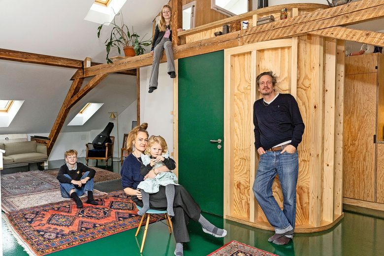 Auf dem Foto ist eine fünfköpfige Familie zu sehen. 