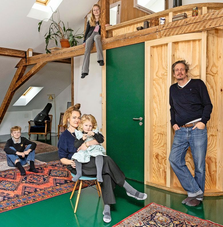 Auf dem Foto ist eine fünfköpfige Familie zu sehen. 