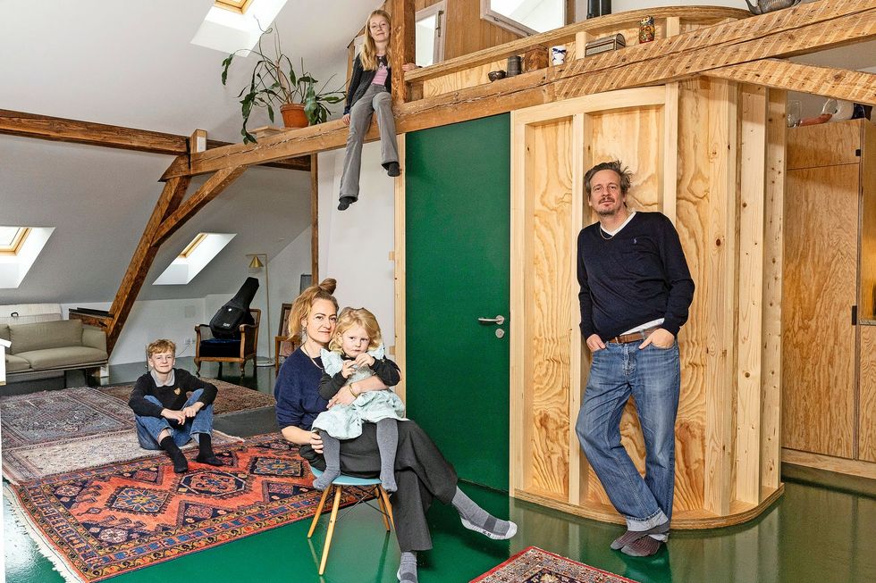 Auf dem Foto ist eine fünfköpfige Familie zu sehen. 