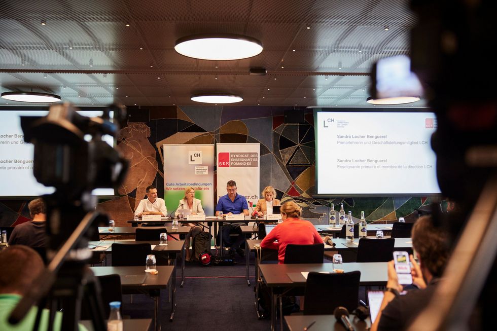 Journalistinnen und Journalisten besuchen die Medienkonferenz zum Schulstart.