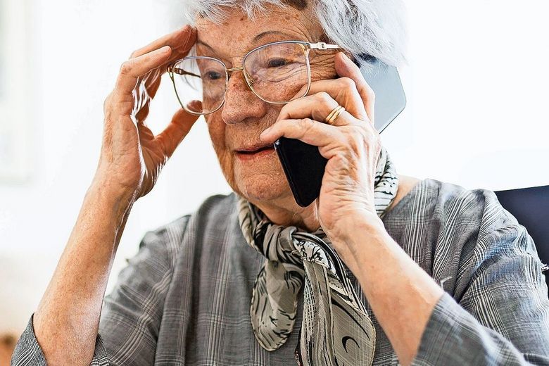 Eine ältere Frau telefoniert.
