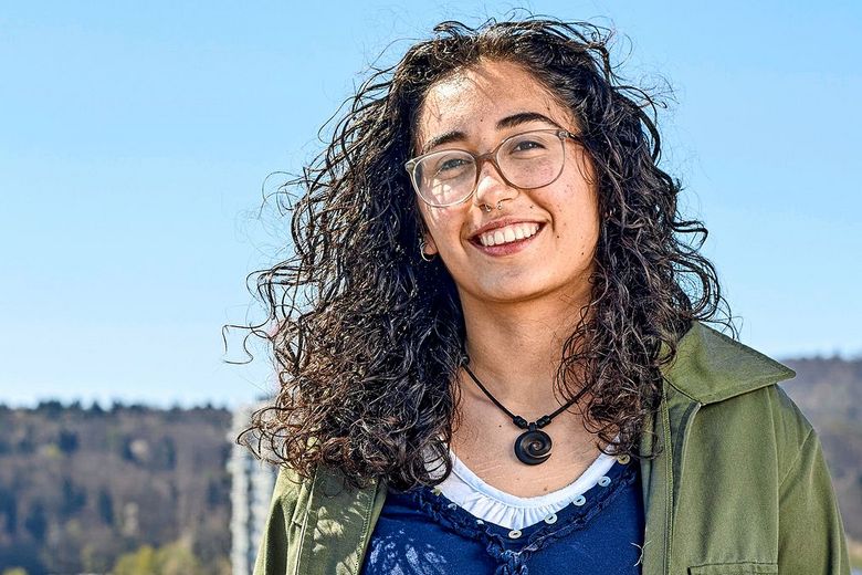 Frau mit dunklen Locken.