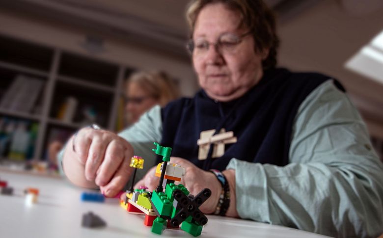 Eine Frau setzt Legos zusammen.
