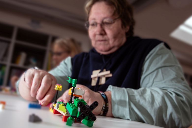 Eine Frau setzt Legos zusammen.