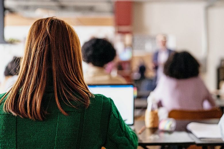 Junge Menschen in der Schule.