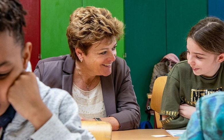 Erwachsene Frau sitzt im Schulunterricht