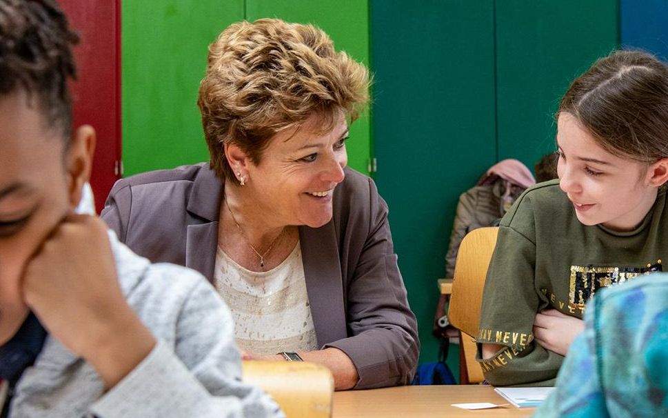Erwachsene Frau sitzt im Schulunterricht