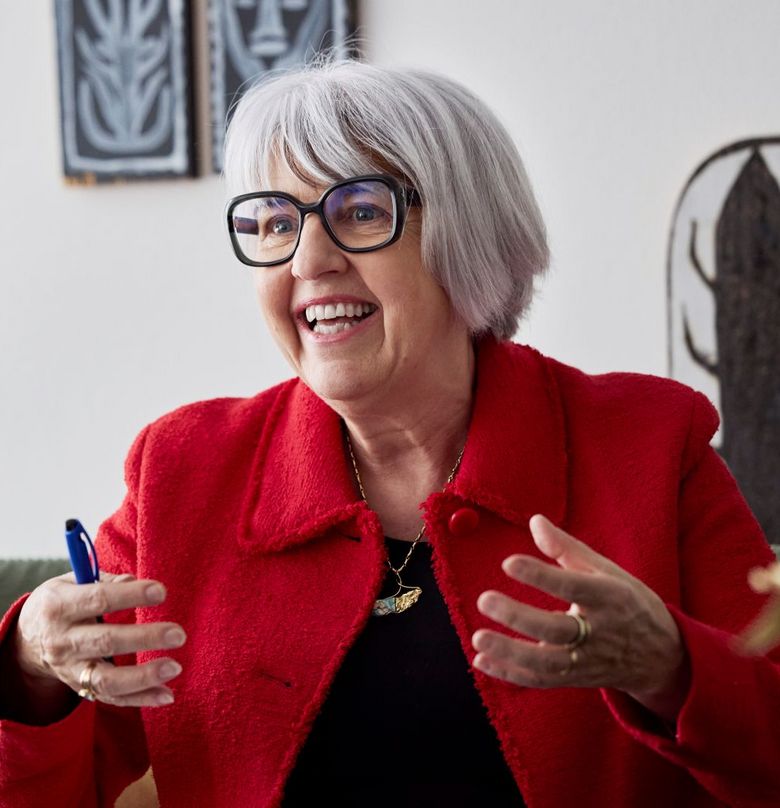 Elisabeth Baume-Schneider gestikuliert im Gespräch.