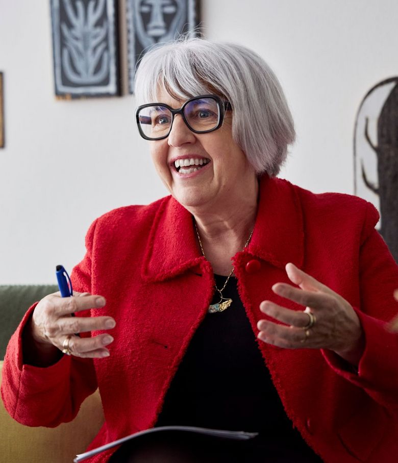 Elisabeth Baume-Schneider gestikuliert im Gespräch.