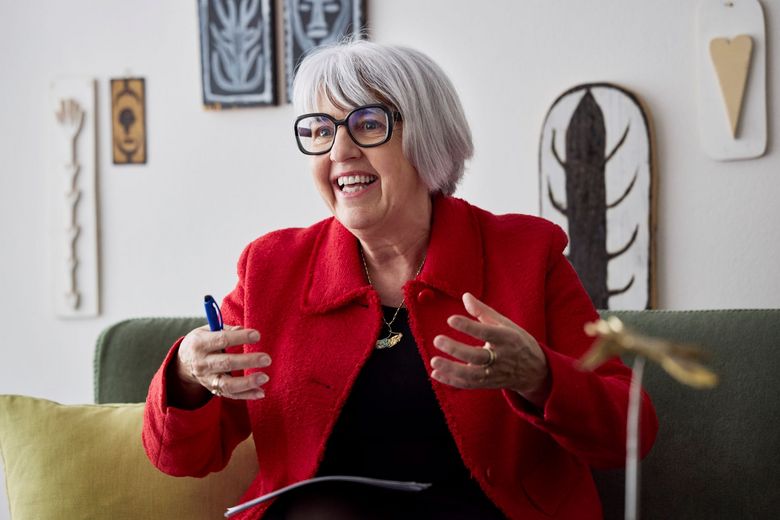 Elisabeth Baume-Schneider gestikuliert im Gespräch.