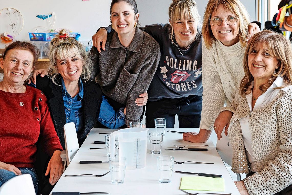 Lehrerinnen gemeinsam am Mittagstisch.