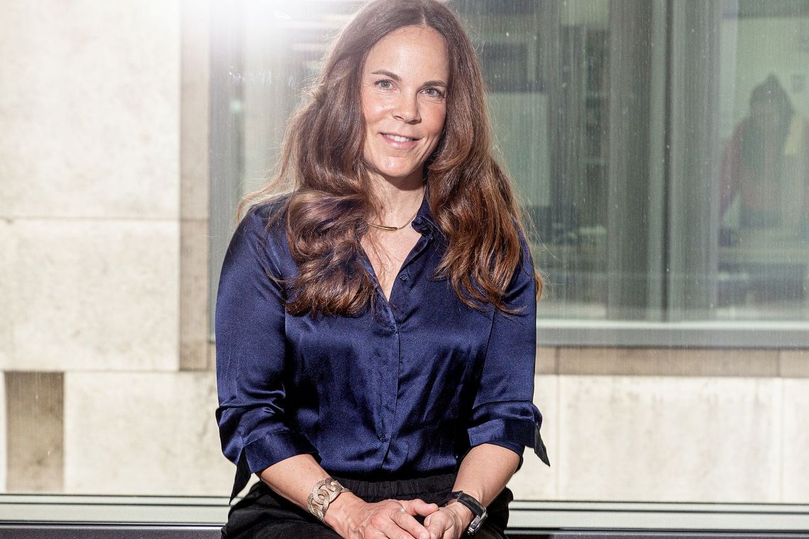 Frau mit blauer Bluse