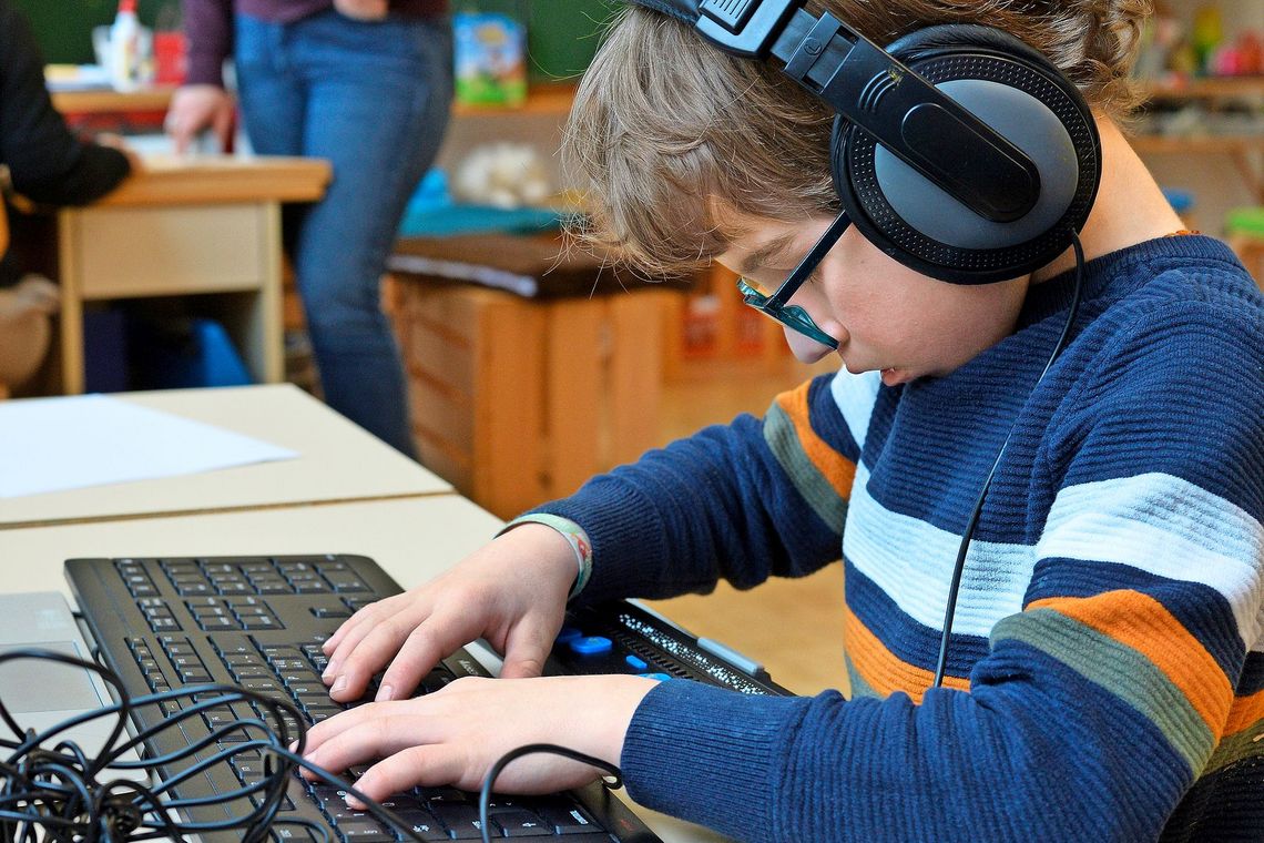 Ein Kind mit Kopfhörern