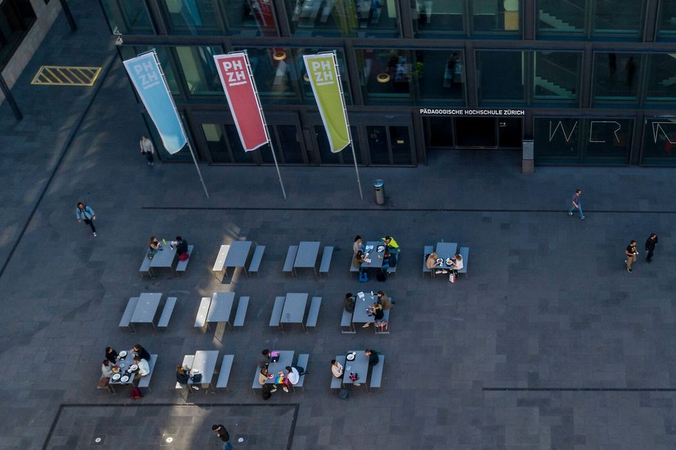 PHZ_Luftaufnahmen1909_16 Ein Platz mit Flaggen der PH Zürich geschmückt.
