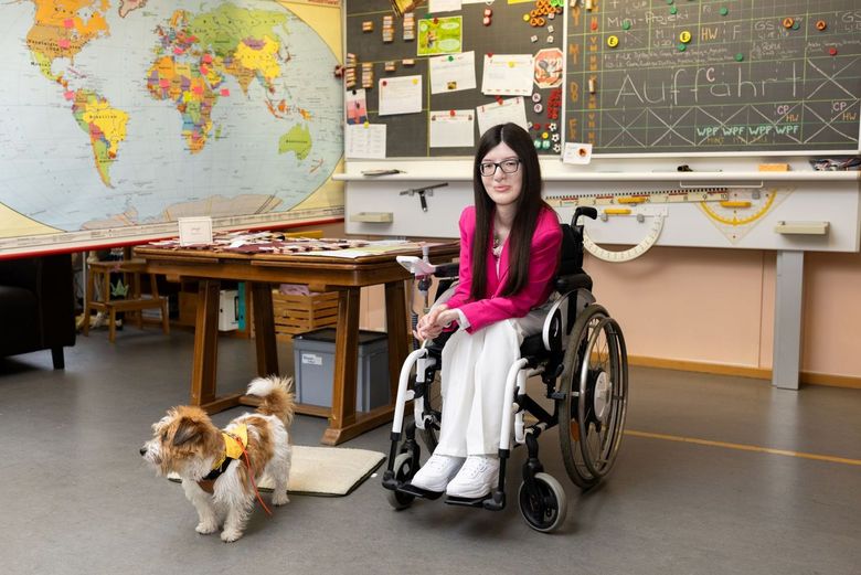 Frau im Klassenzimmer mit Hund.