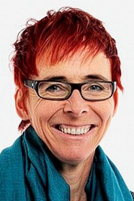 Frau mit kurzem rotem Haar.