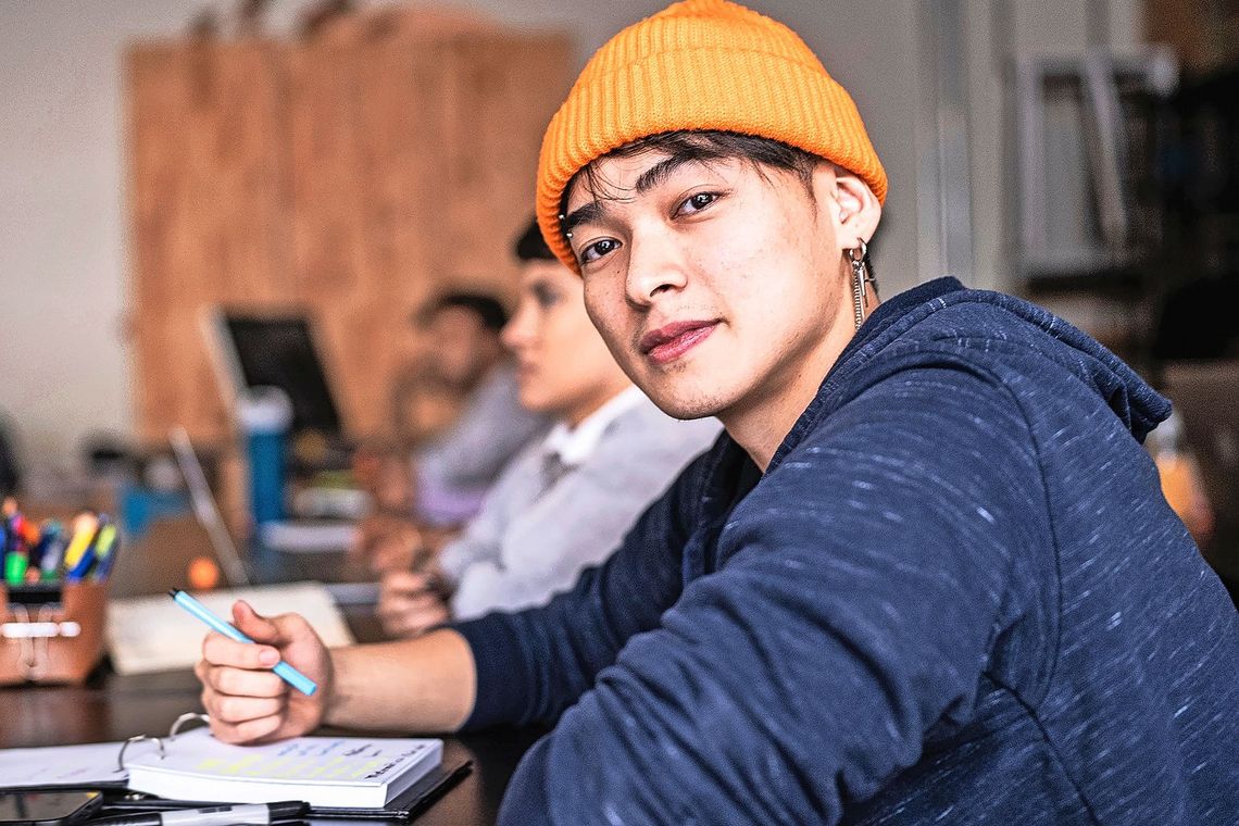 1418549211 Schüler mit Mütze.