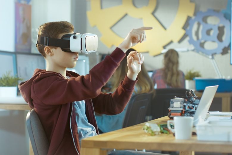 Ein Schulkind trägt eine VR-Brille und bewegt