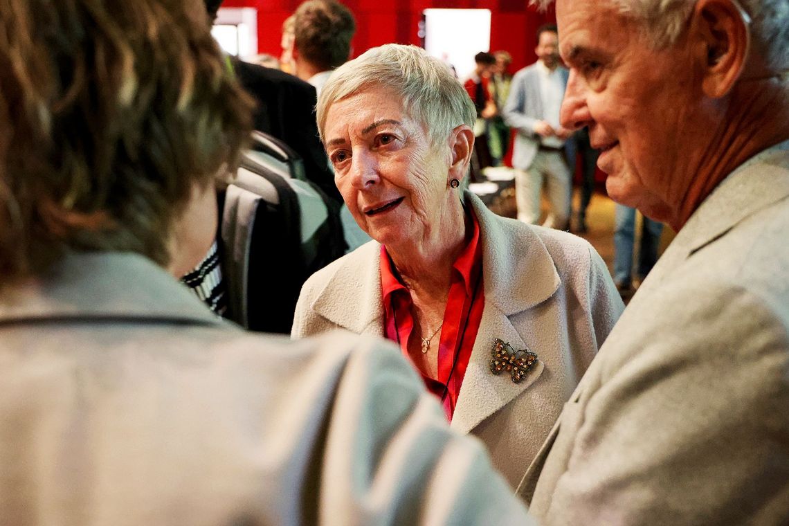 John Hattie und seine Frau Janet Clinton sprechen mit einer Frau.