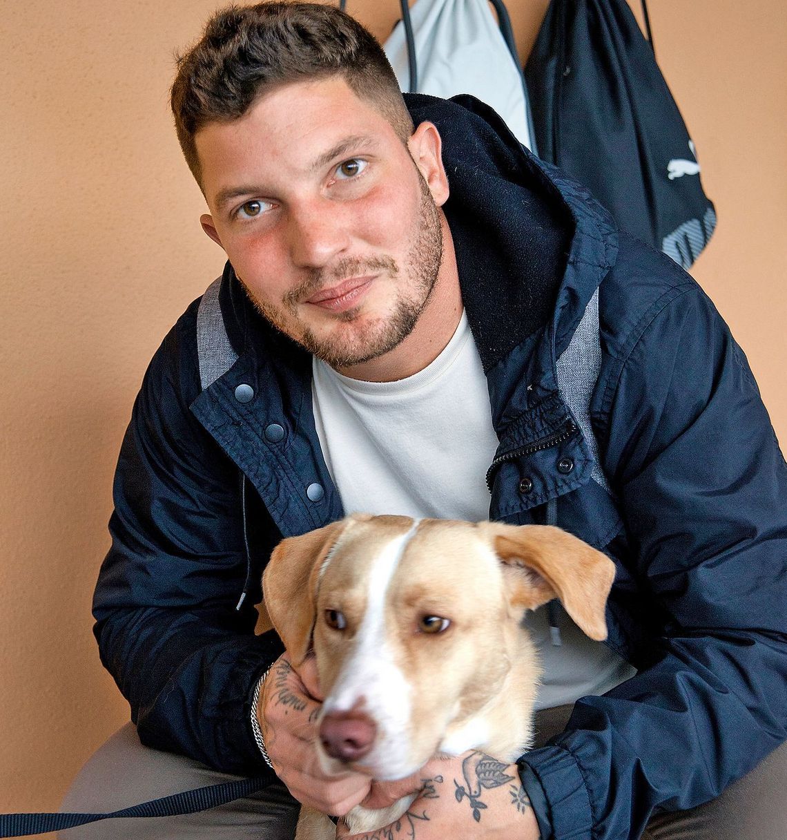 Ilias Schori mit seinem Hund Miele.