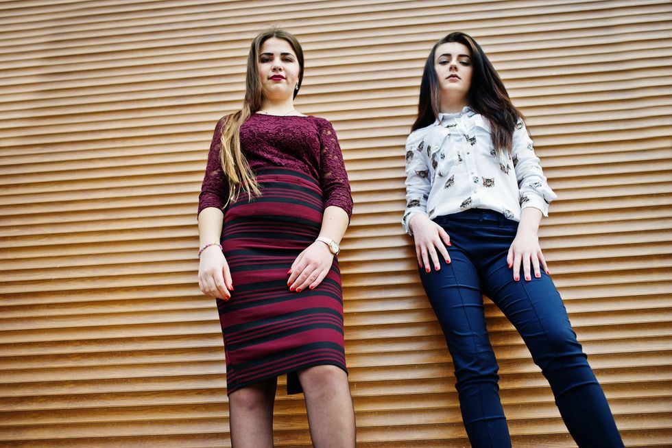 Zwei junge Frauen blicken selbstbewusst in die Kamera. Foto: istock/ASphotowed