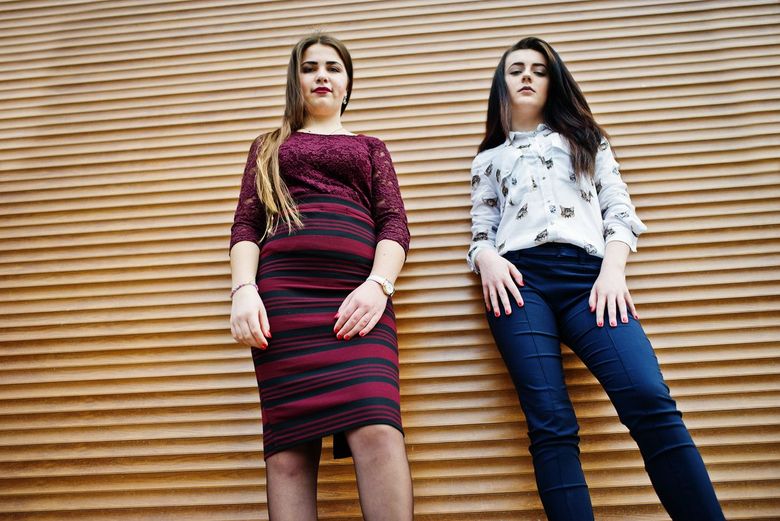 Zwei junge Frauen blicken selbstbewusst in die Kamera. Foto: istock/ASphotowed