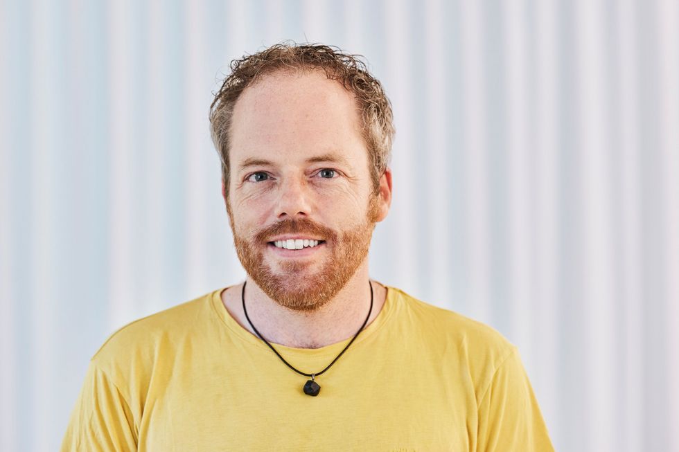 Ein lächelnder Mann. 