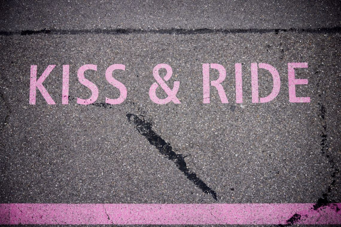 Schriftzug Kiss and Ride auf der Strasse