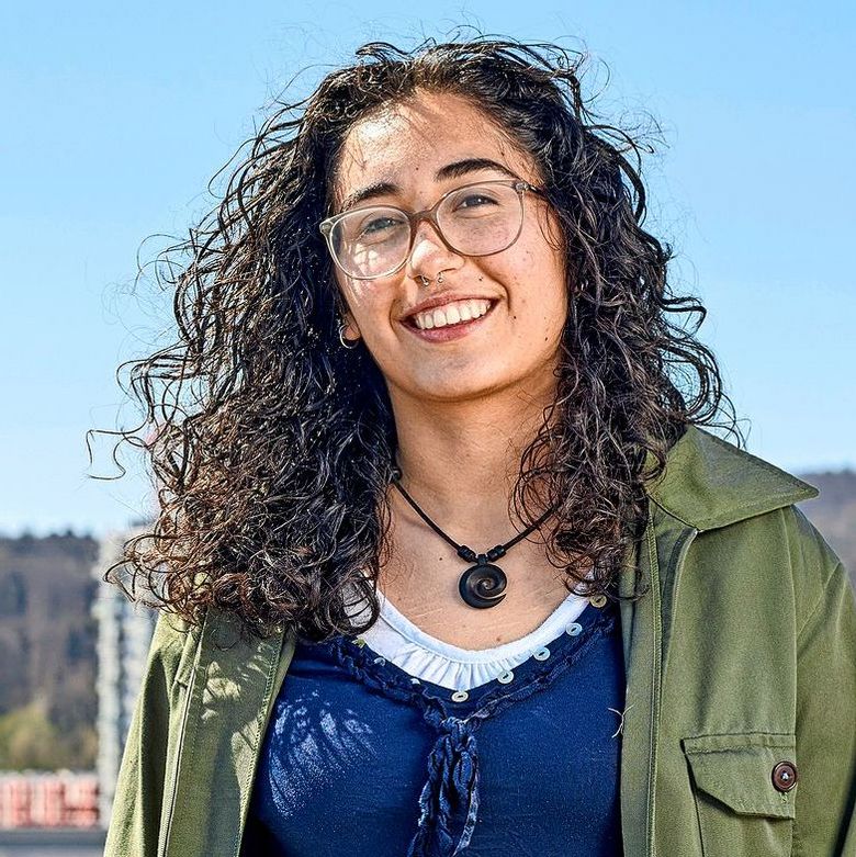 Frau mit dunklen Locken.