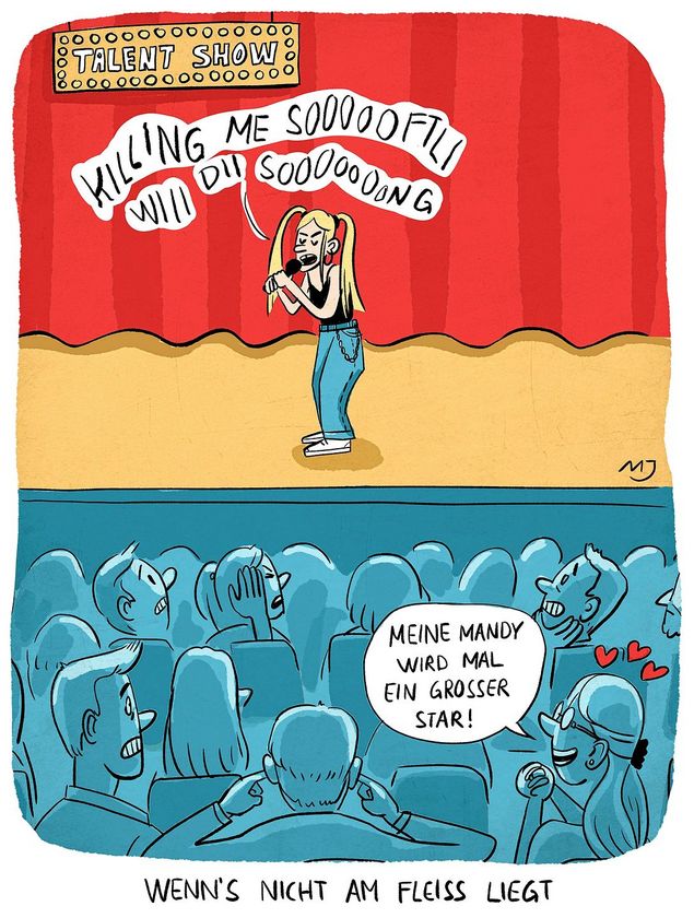 Mädchen singt schief auf der Bühne, Eltern sind stolz.