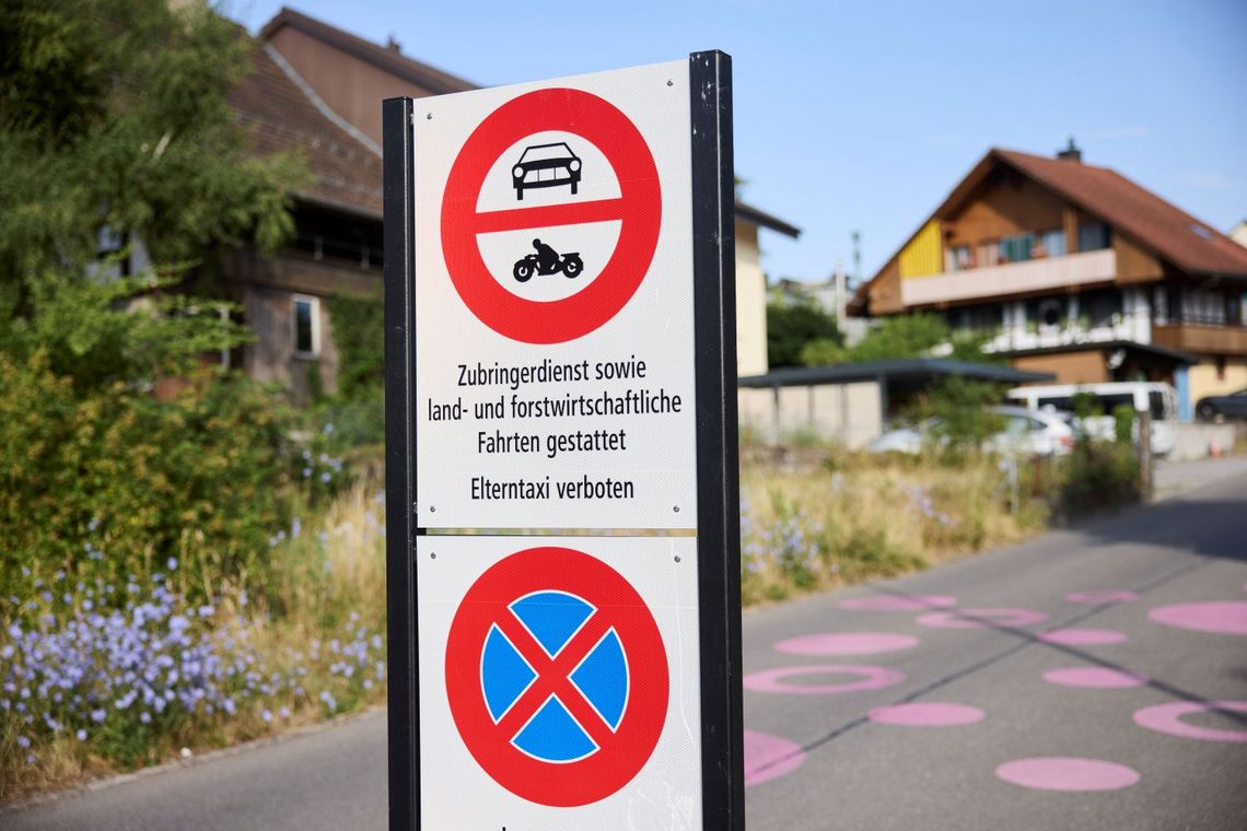 Signalisierung mit Halteverbot und Zubringerdienstregelung