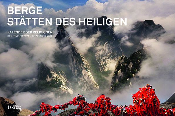 Titelseite des Kalenders der Religionen, mit einem Berg im Nebel