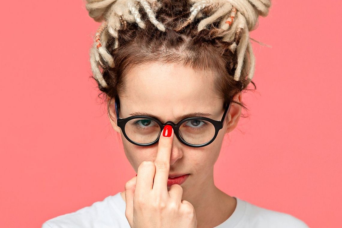 Frau zeigt den Stinkefinger