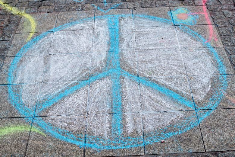 Peace-Zeichen mit Kreide auf den Boden gemalt