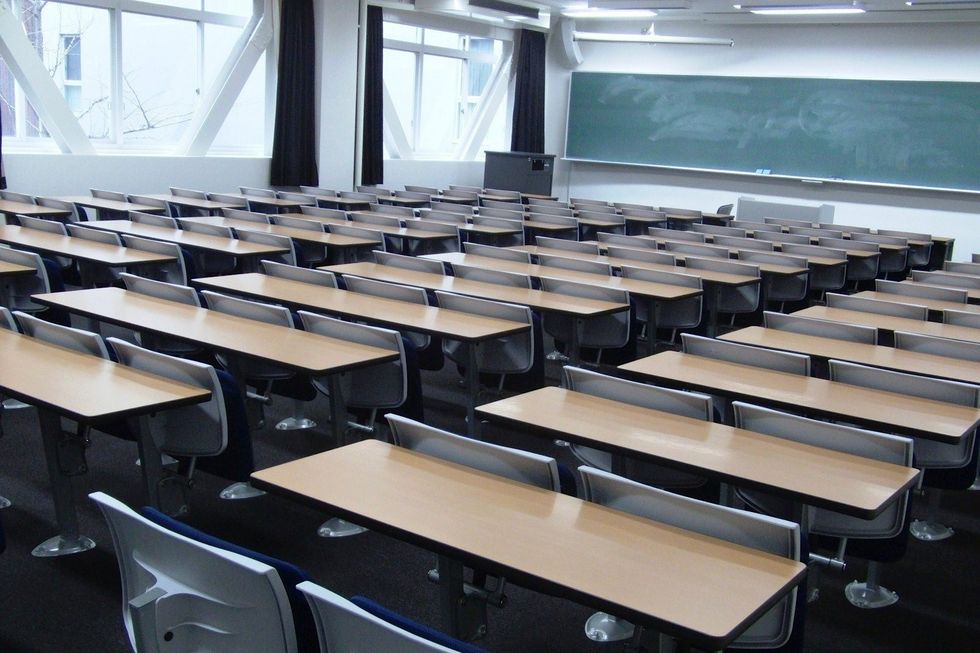 Ein leeres Schulzimmer.