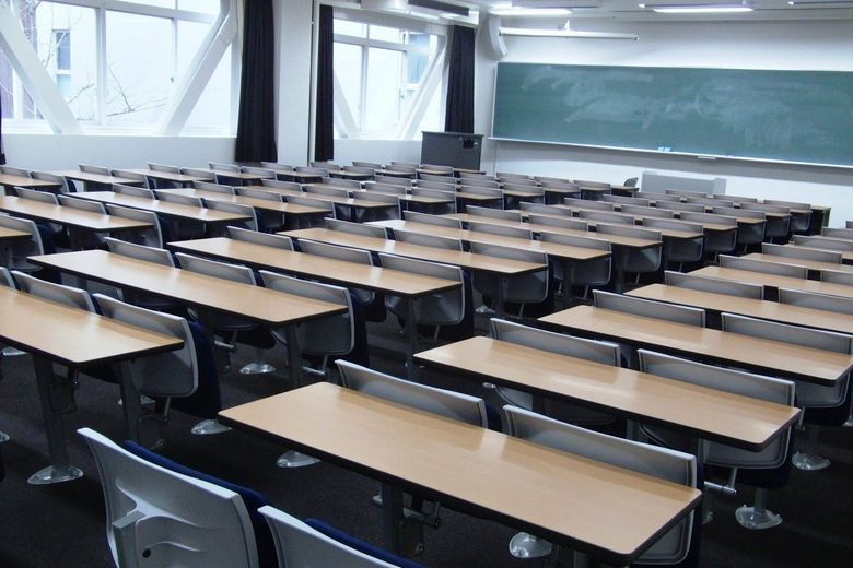 Ein leeres Schulzimmer.