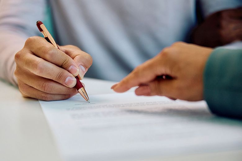 Eine Hand weist auf eine Textstelle hin.