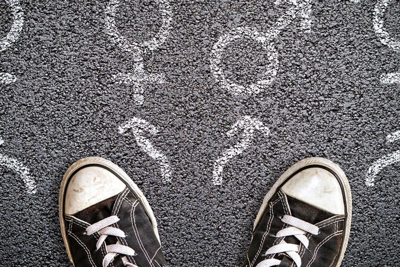 932066900 Ansicht eines Pausenplatzes aus Asphalt, auf dessen Boden Gendeo-Symbole mit Kreide gemalt sind. Foto: iStock/ronniechua