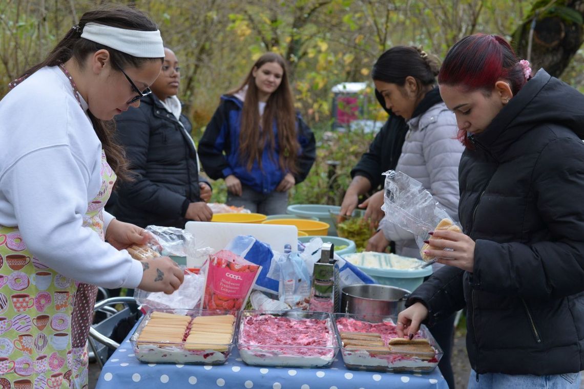 junge Frauen bereiten in einer Feldküche ein Mittagessen vor