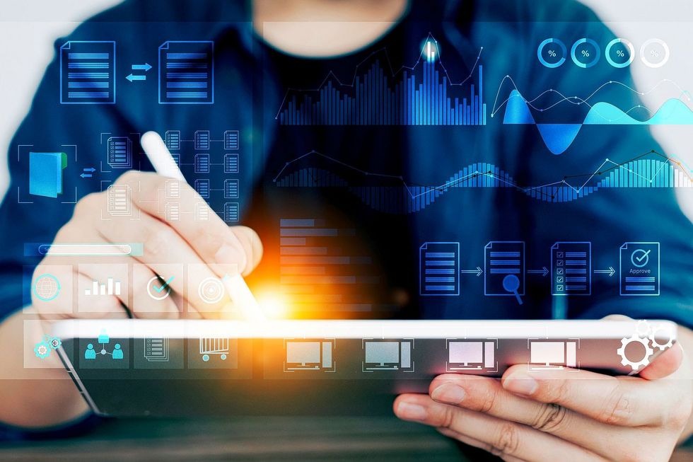 Ein Stift berührt die digitale Arbeitsfläche eines Tablets.