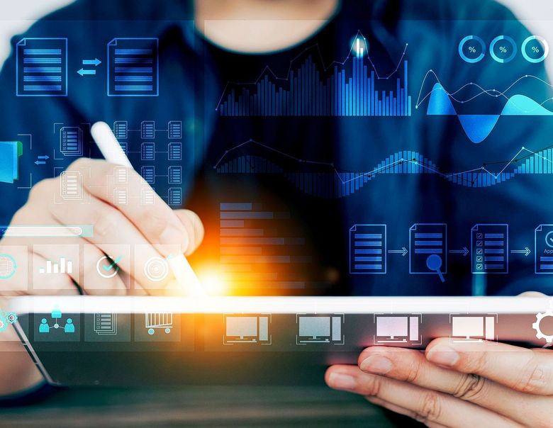 Ein Stift berührt die digitale Arbeitsfläche eines Tablets.