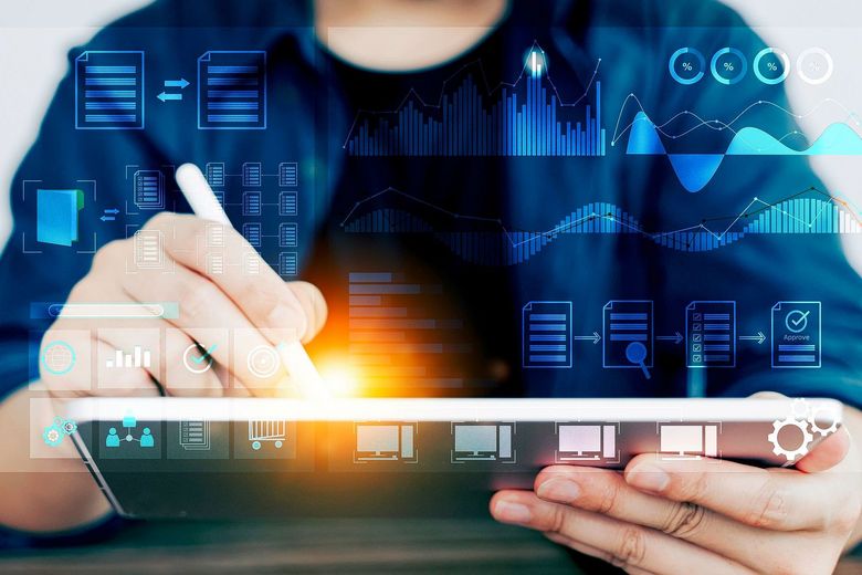 Ein Stift berührt die digitale Arbeitsfläche eines Tablets.